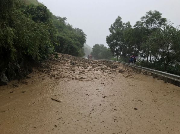 连日暴雨使隆林县受灾严重多处道路塌方农田受淹