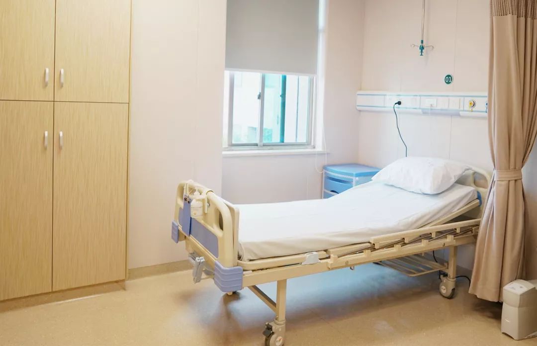 睡眠监测室设在急诊二楼综合病房,具有独立空间,周围环境安静,整洁