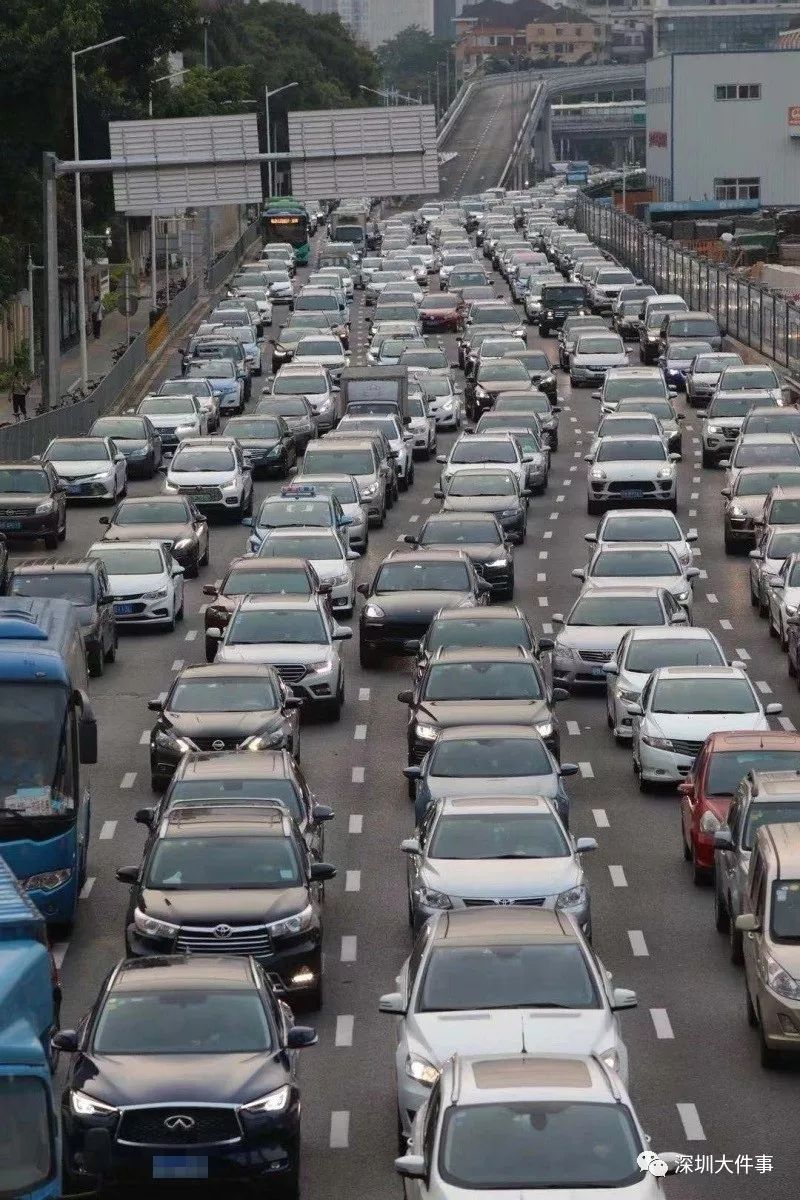 17:00▼地点:泥岗西路银湖路段堵塞时间:17:00晚高峰时间提前深圳多条