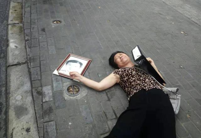女人晕倒了图片