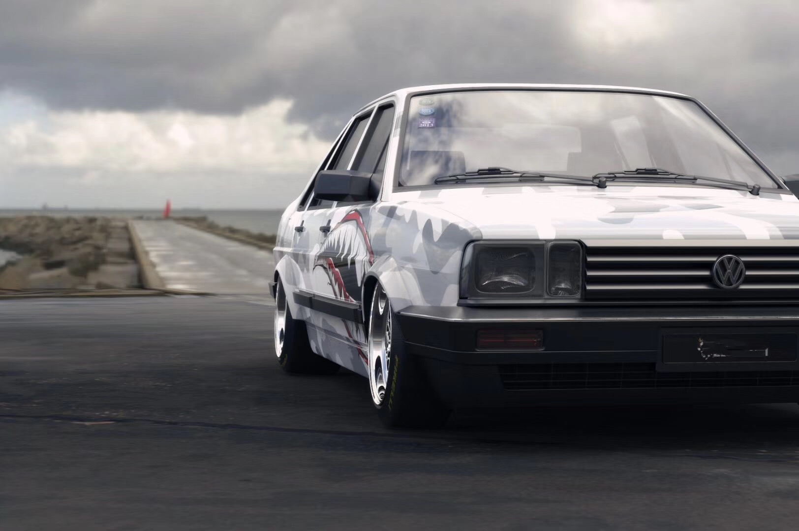 黑白迷彩的车身彩绘 老款桑塔纳不只有情怀