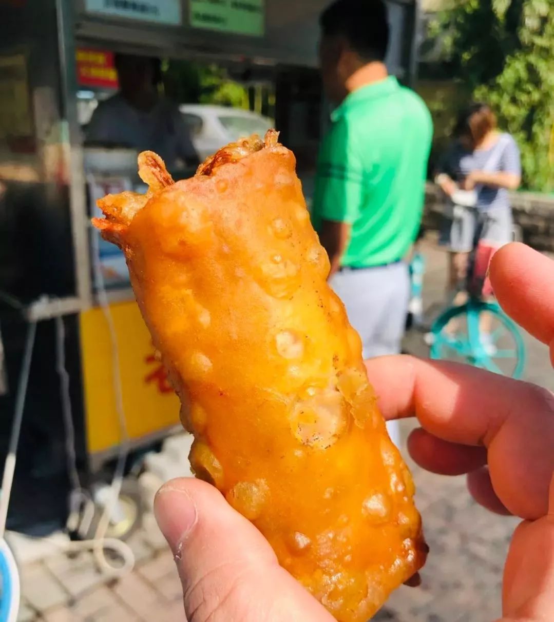 刚刚出锅的炸卷圈, 酥脆掉渣,有点烫嘴,里面的馅儿汁水十足,酱豆腐