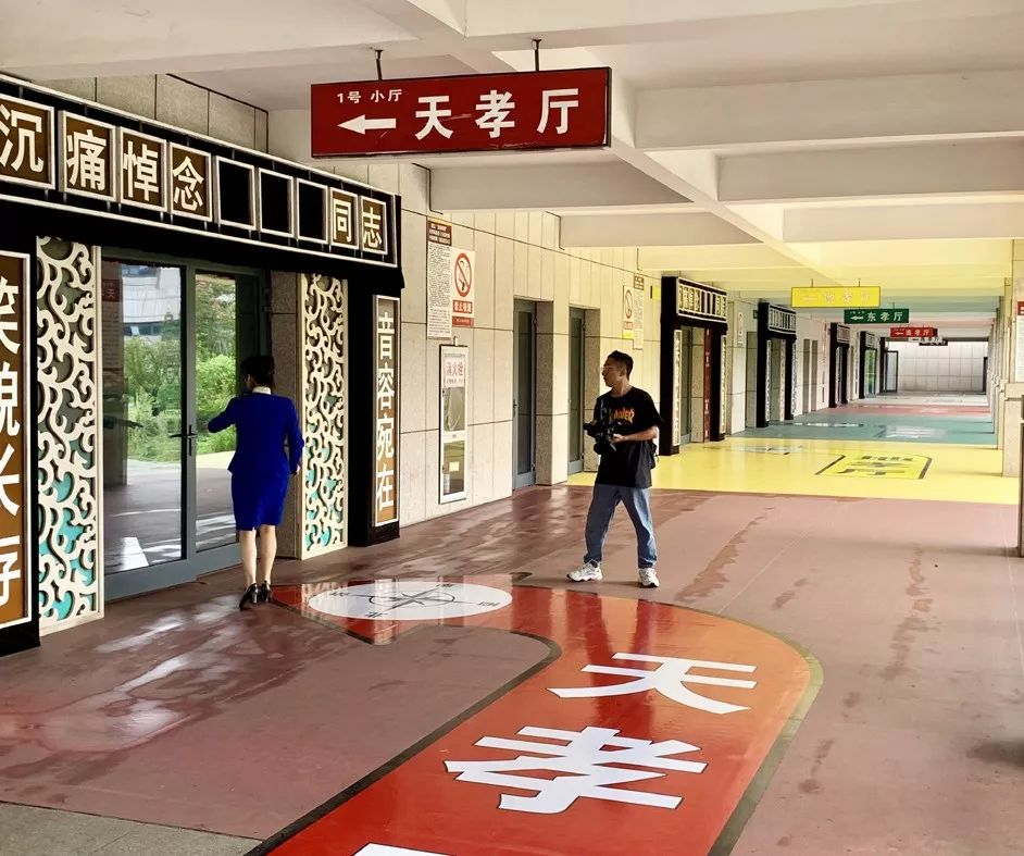 通往殡仪服务区域温馨的告别厅镇江市栗子山公墓色彩缤纷的玫瑰园墓区