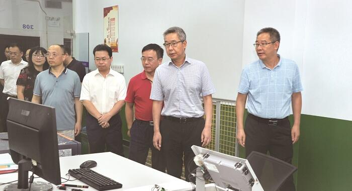 涪陵区委副书记,区政府区长种及灵在慰问活动中调研重庆工贸职业技术