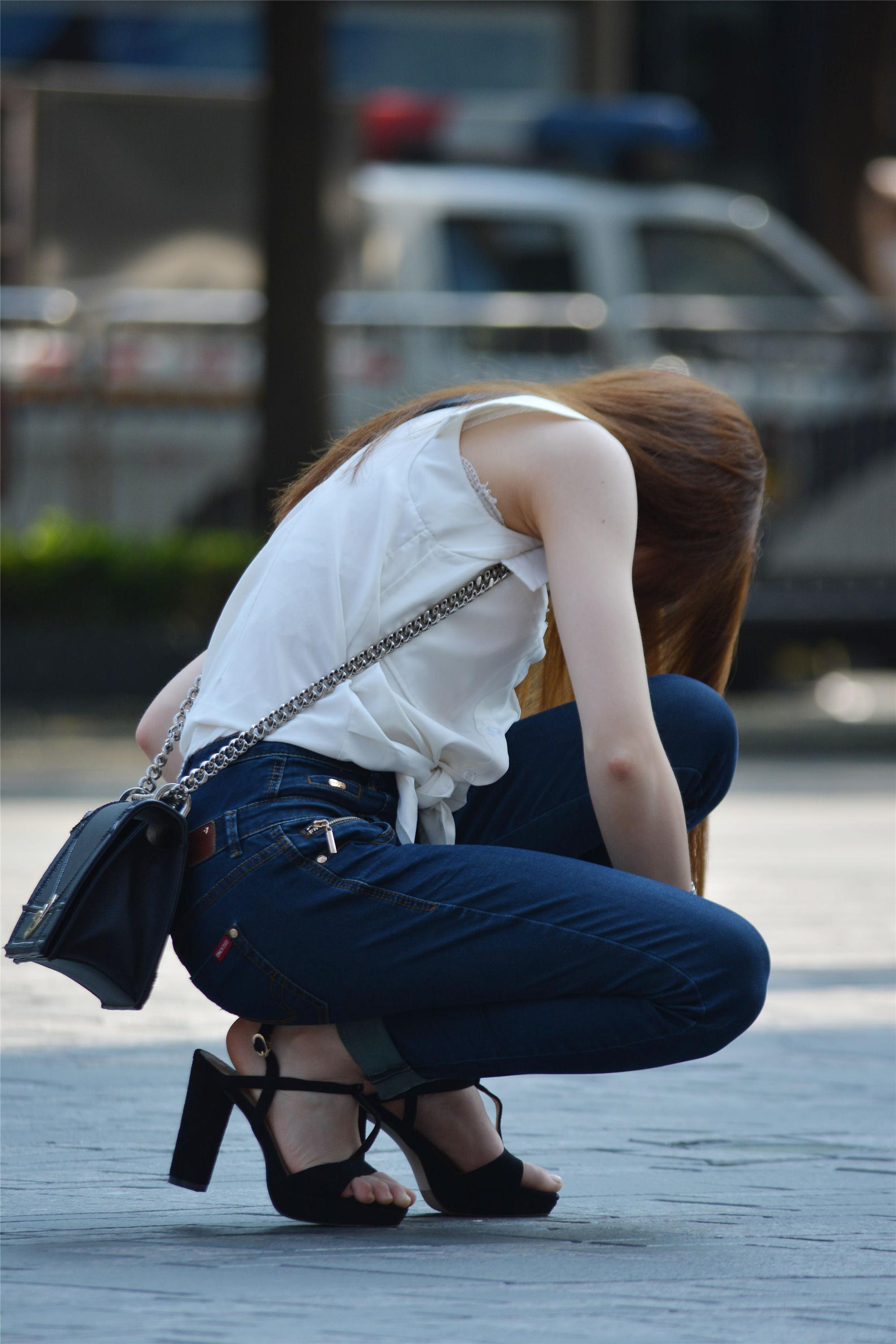 修身牛仔裤搭配粗跟凉鞋适合初秋时节的穿搭