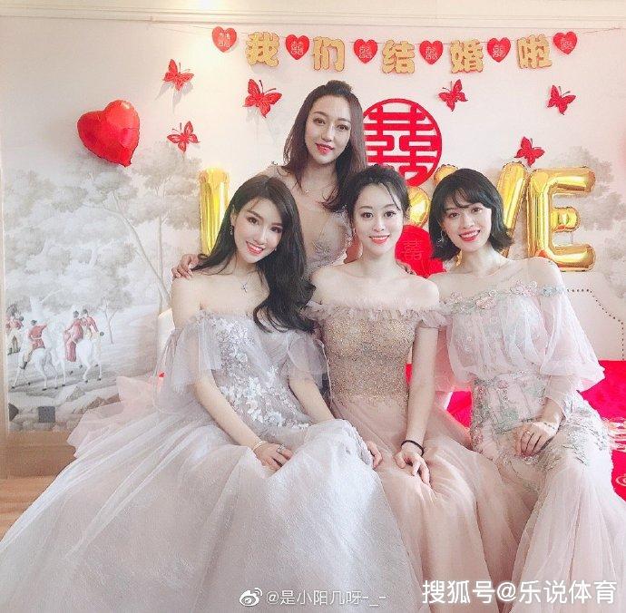 发喜糖郭艾伦女友晒出嫁照大长腿抢镜200万宾利座驾豪气十足