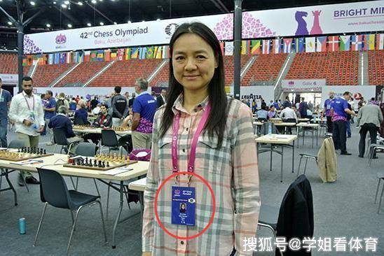 远嫁卡塔尔的棋后诸宸现身上海,打扮时尚,曾包黑色头巾拍证件照_国际棋联