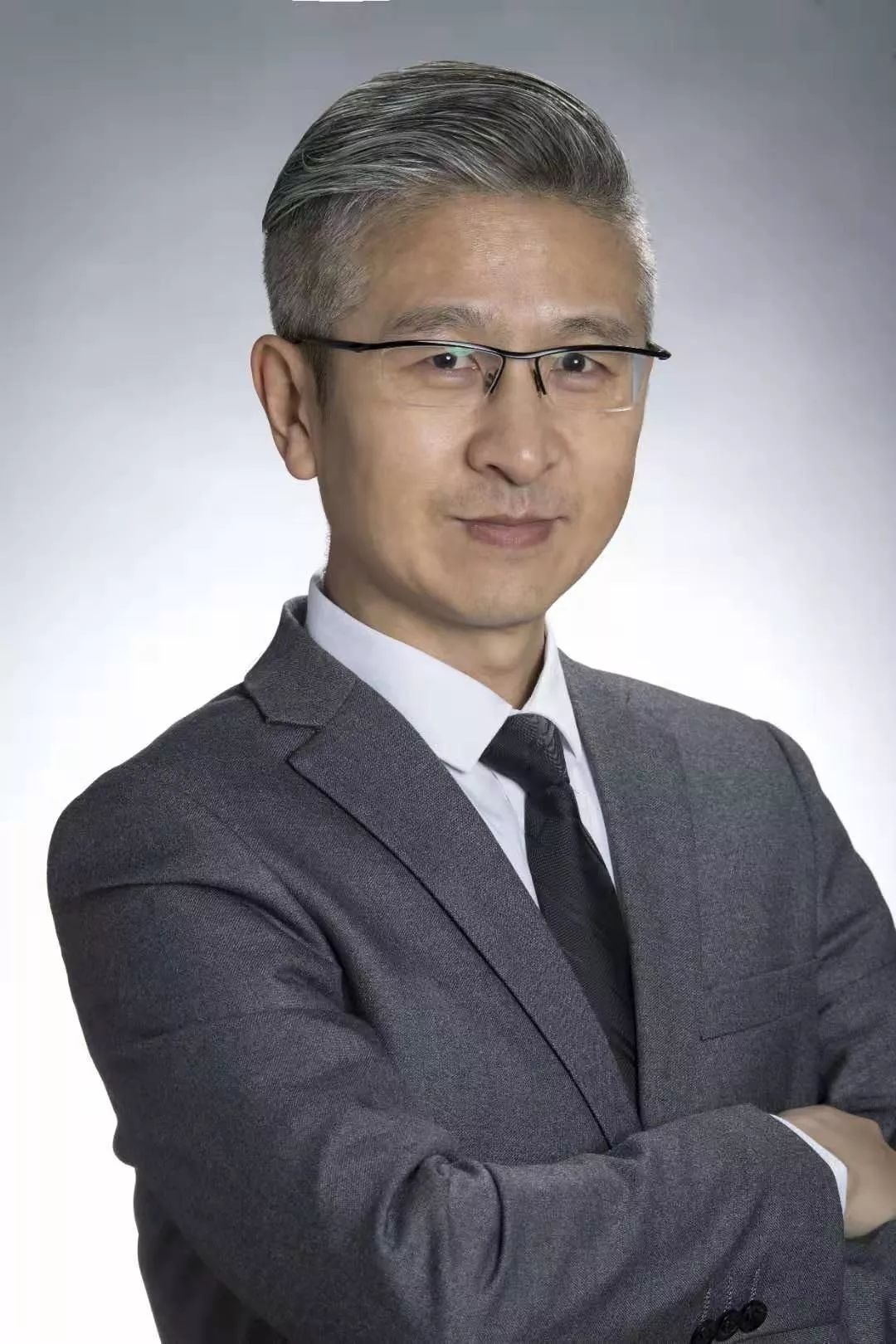 这就是《云松说事》节目睿智犀利的主持人云松!