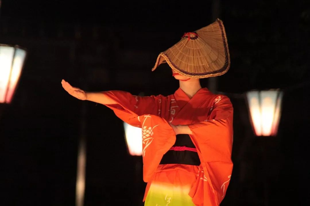 伴隨著音色哀傷的三味線,胡弓和太鼓演奏,男女舞者在街道上沉默起舞