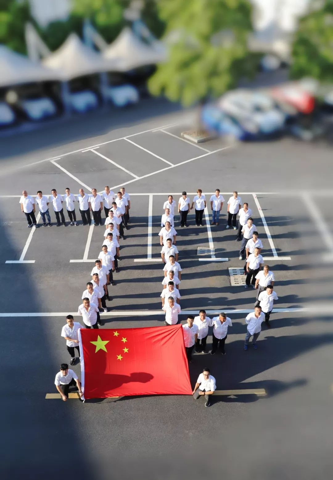 我们是信阳供电段的党员代表我们在河南信阳挂起国旗祝福伟大的祖国我