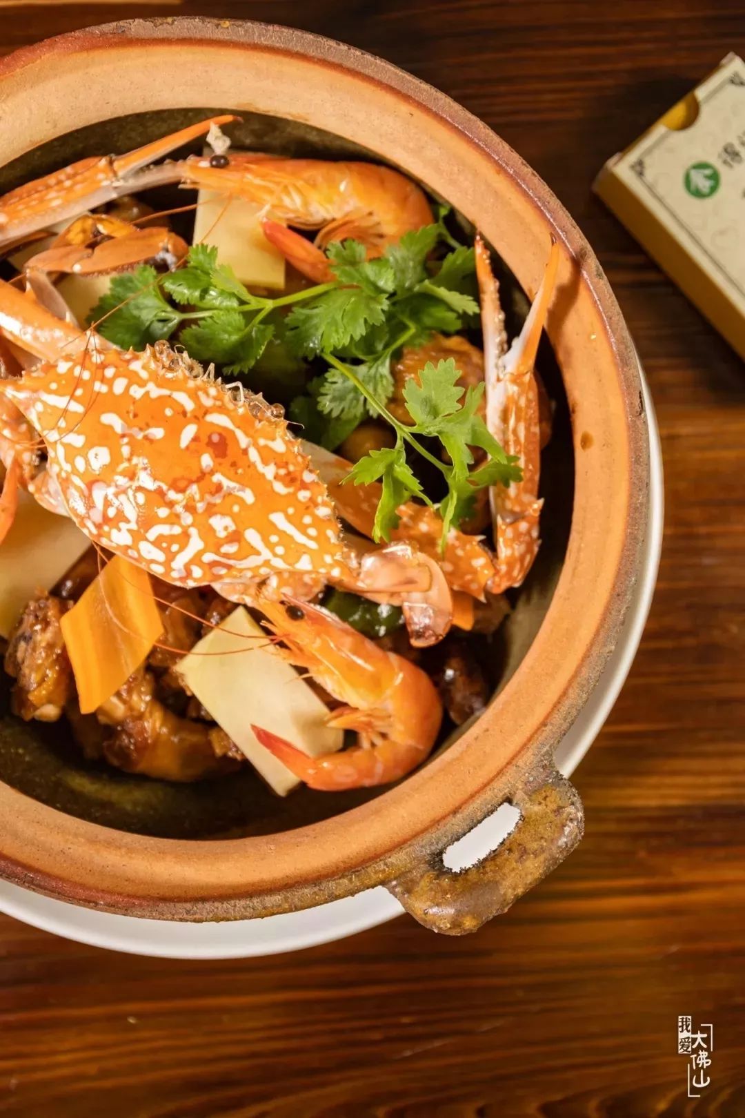 鸡的做法千千万,海鲜与鸡的搭配,也是不容小觑, 一锅海鲜焖鸡,满满的