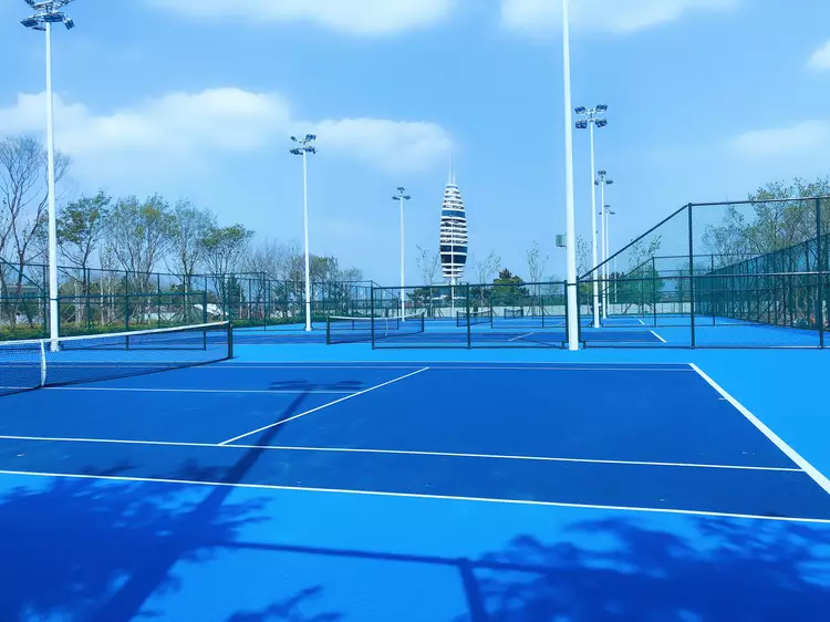 网球场地面材料通常使用的是天然红土,天然草地以及丙烯酸涂料,在中国