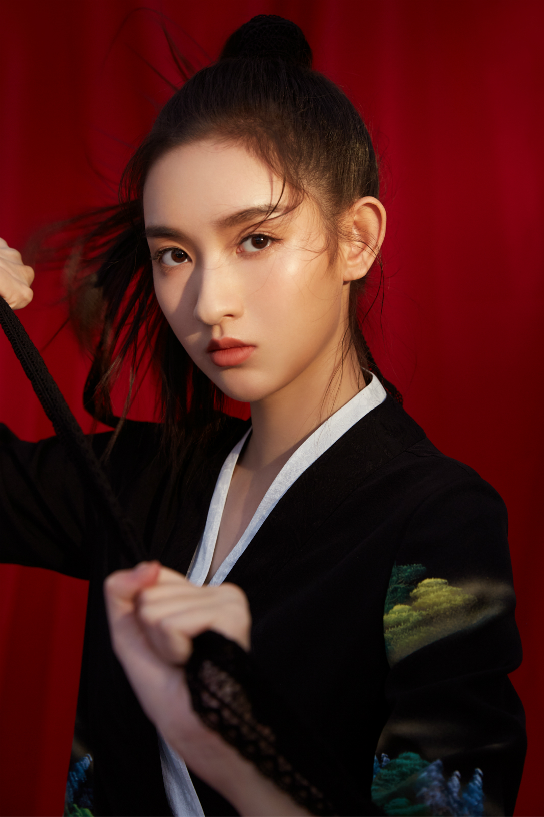 王玉雯曝中国风写真飘逸飒爽盛放酷与美