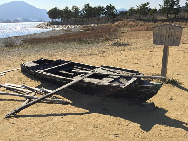 严流岛古称小仓岛,岛上海滩至今留有一条破木船(仿品),查询的资料指出