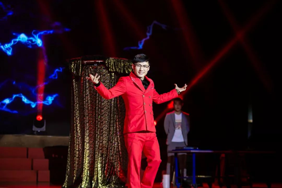 中秋不间断上演美女拼图,保鲜膜换人,九剑箱穿人,漂浮观众惊奇的魔术