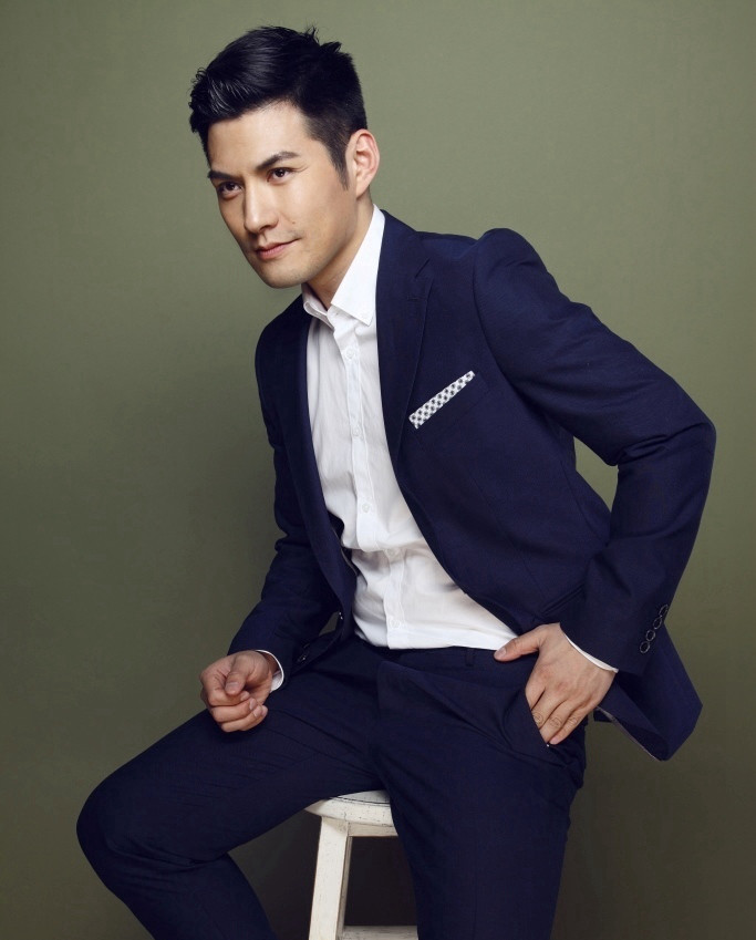 严屹宽美照迷幻魅惑,气质宛如黑夜骑士