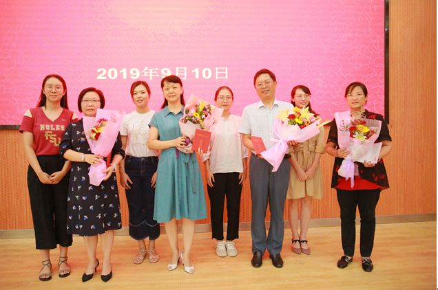 为他们颁发南京市政府颁发的从教三十周年证书卢向林,杨克俊,陶德华