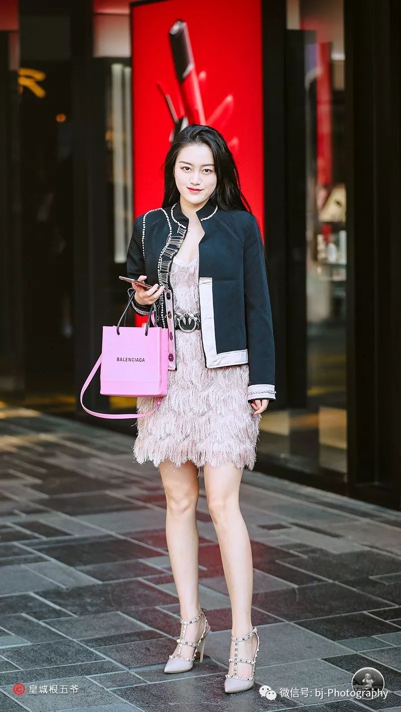 街拍:时尚靓丽的装扮,穿起来非常有范,这样穿你也是时尚达人