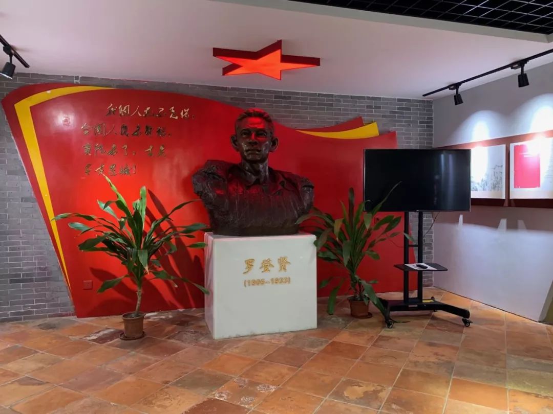 罗登贤烈士铜像"爷爷在全家人心中是位顶天立地的英雄.