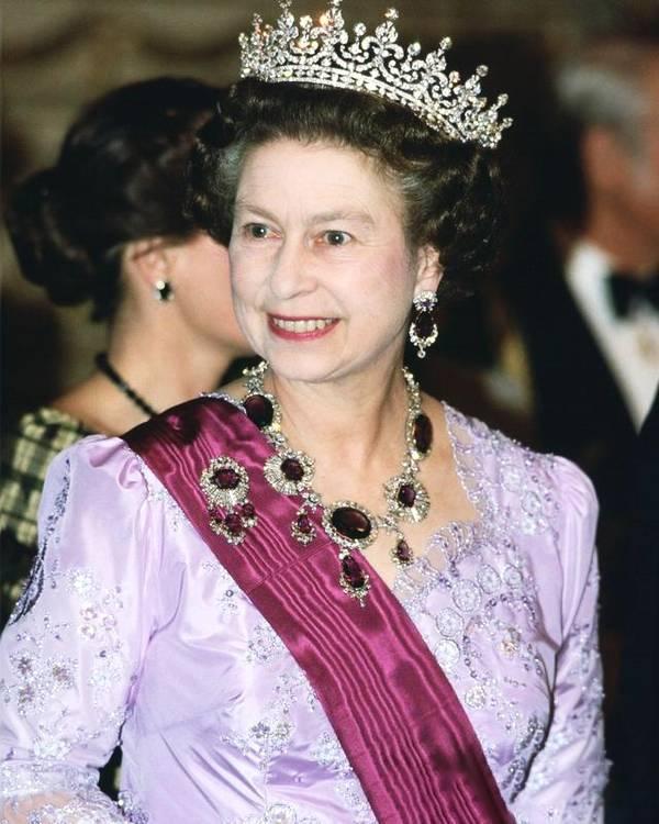 细数超长待机女王伊丽莎白二世超壕珠宝收藏