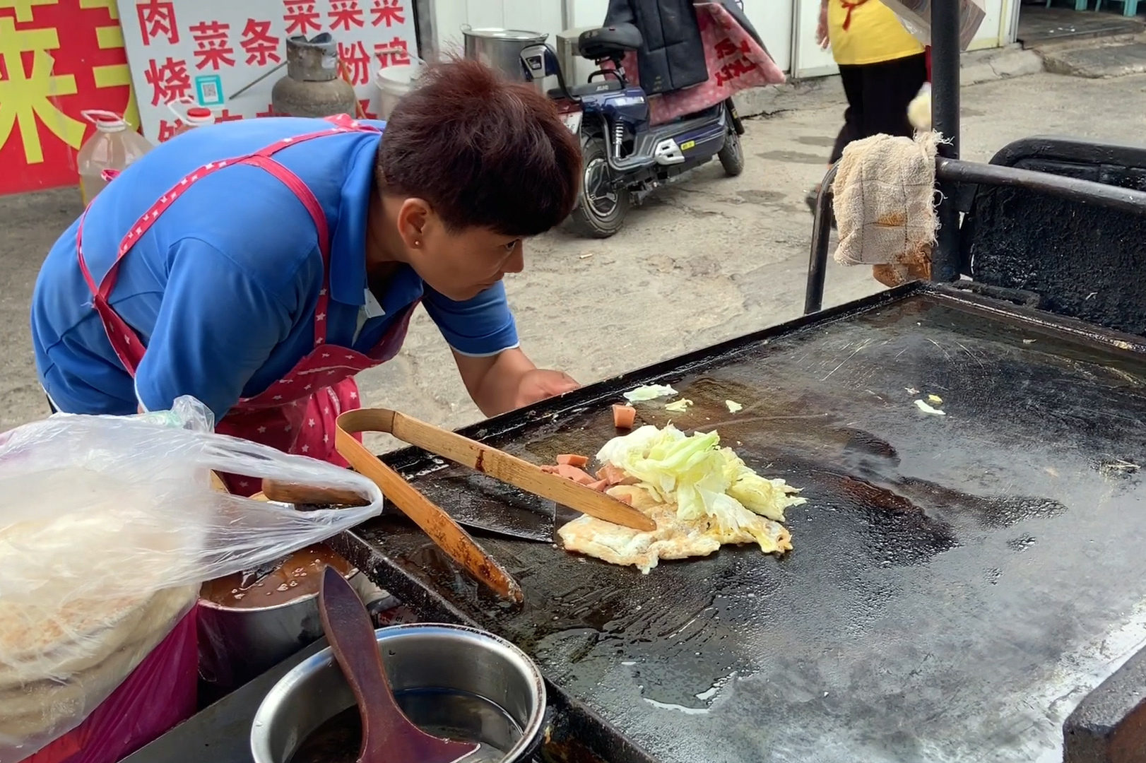 大家好 我是张别急 前面看到了一个鸡蛋灌饼小摊