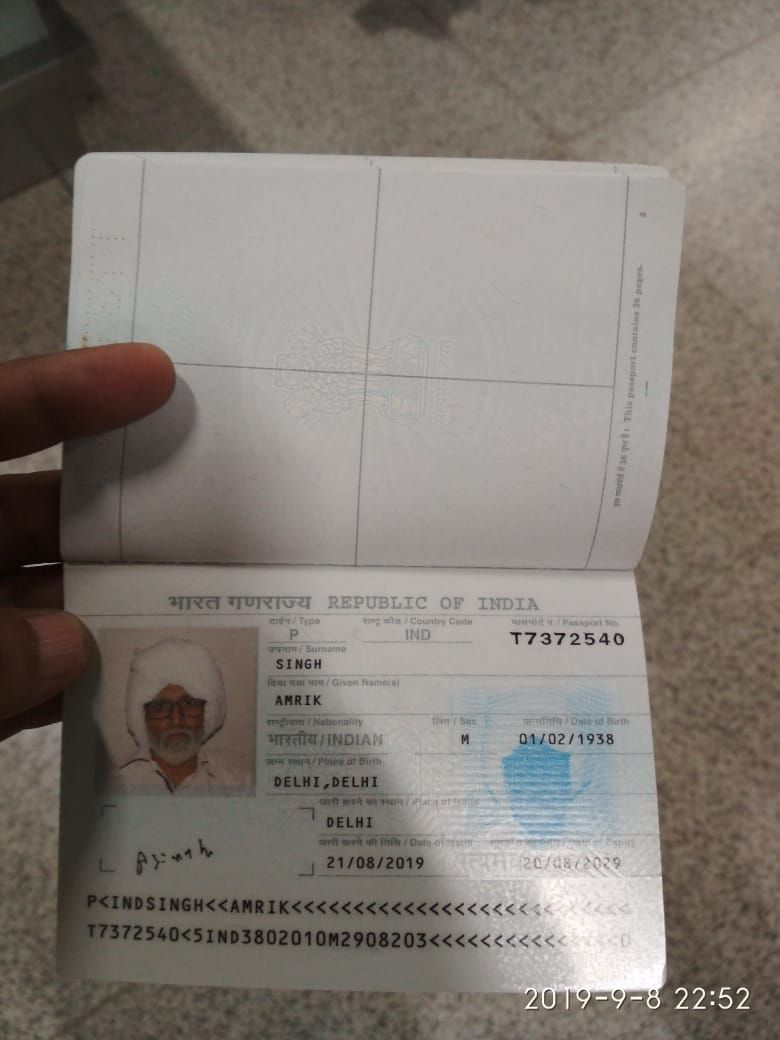 随后,安检人员查看其护照,护照上写着他名字是阿姆里克·辛格(amrik