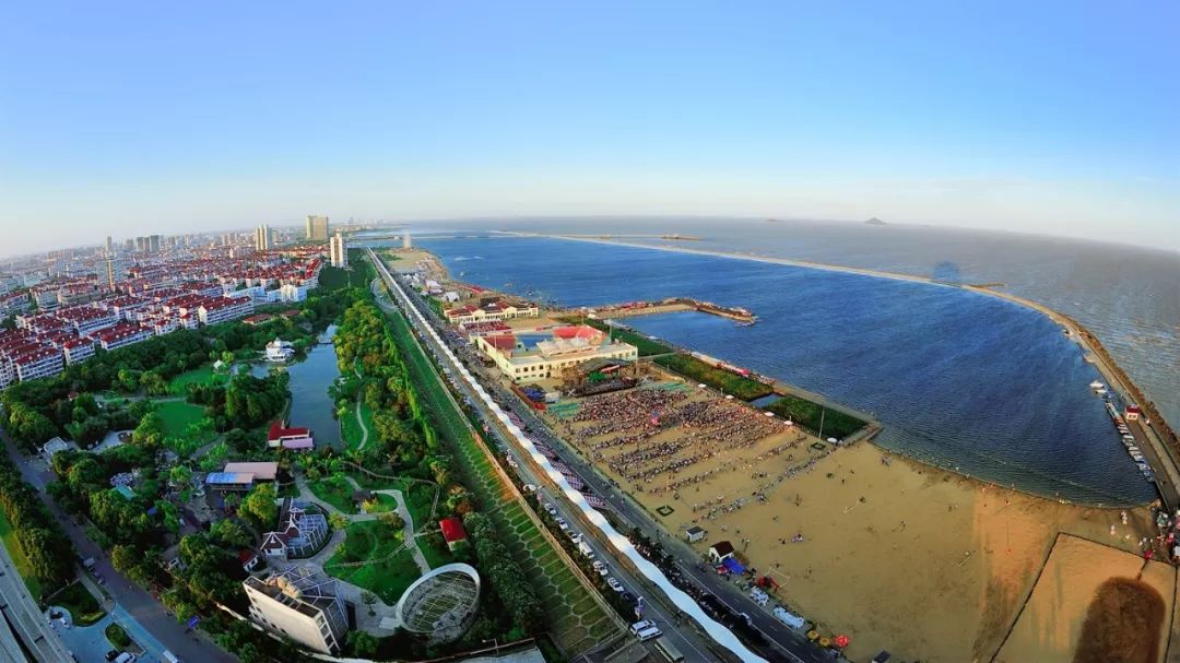 金山城市沙滩航拍图举办场地金山城市沙滩是长三角知名的城市景观海岸