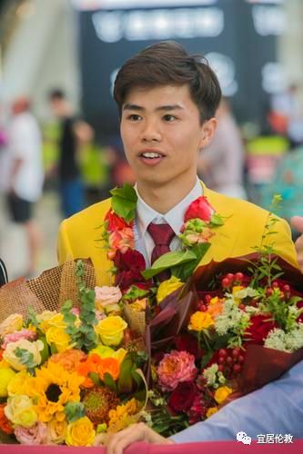 伦教对世赛银牌选手陈奇亮给予了奖励还设立了陈奇亮珠宝工匠专项基金