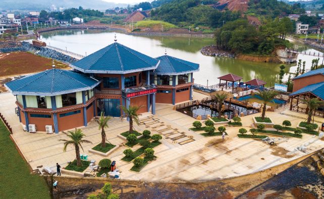 湖周绿树成荫,湖内有太阳岛,贞女亭,桃花洞,琵琶洞,金南山寺,古民居