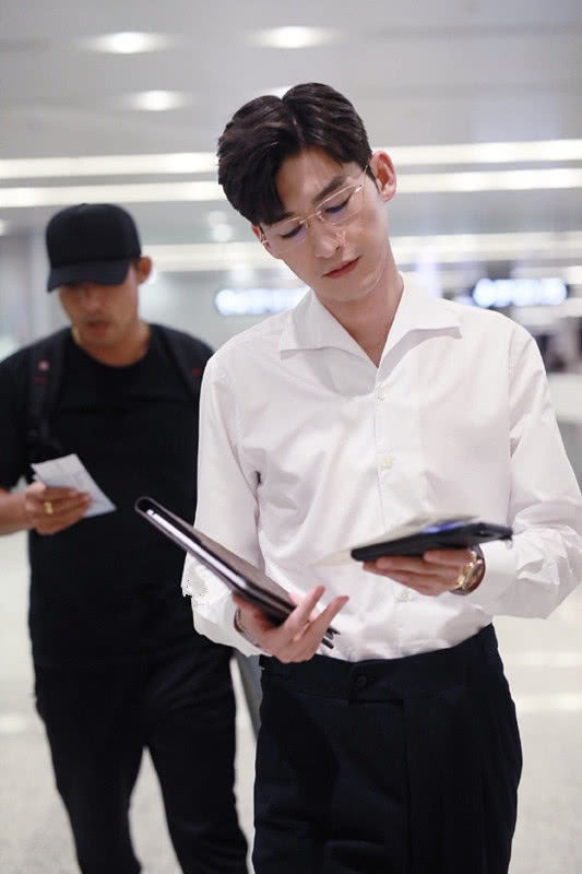 张翰帅回来了,白色衬衫搭黑色西裤,再戴上金属框眼镜显儒雅!