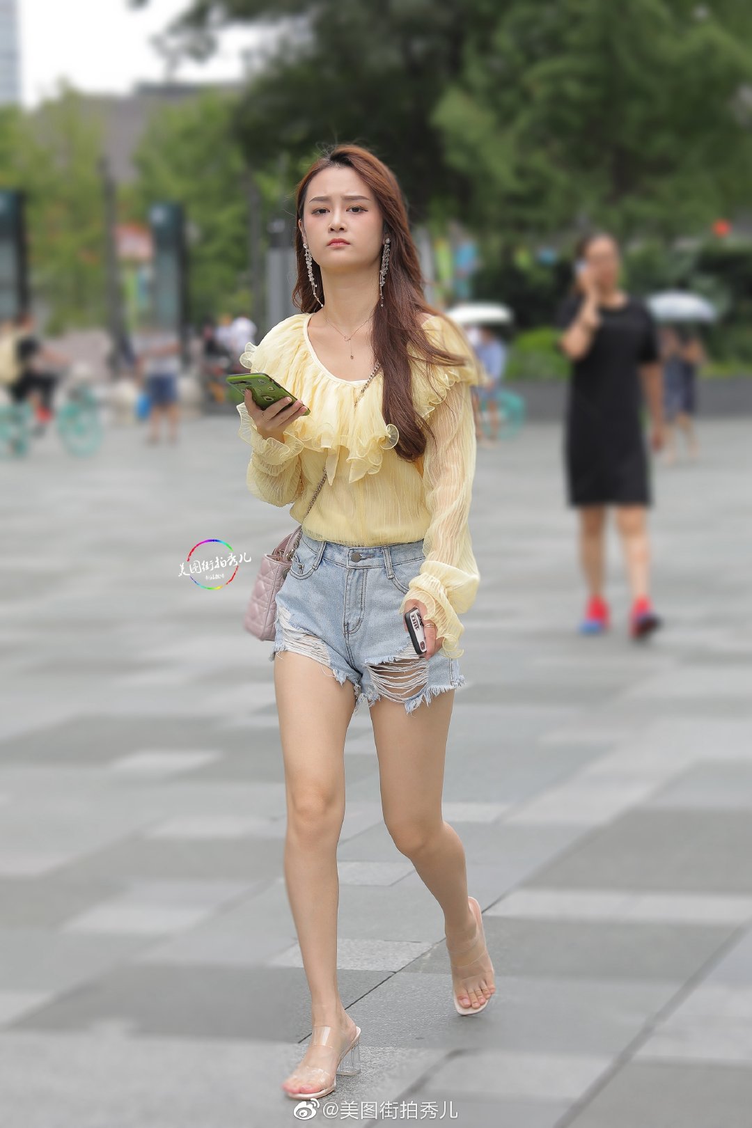 街拍:小姐姐笑得很羞涩,瞬间成为人群中的焦点-搜狐大视野-搜狐新闻
