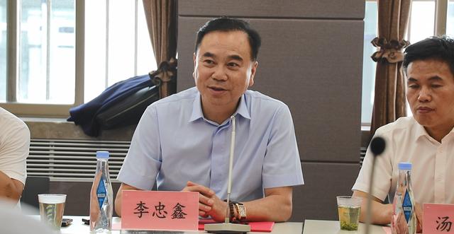 兰州大学企业创新研究中心理事长,甘肃华利实业集团董事长李忠鑫捐赠