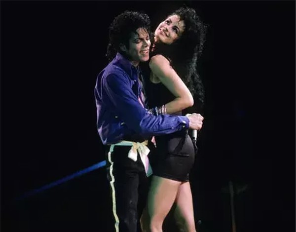 史上第一个公开场合亲吻迈克尔杰克逊的女孩下场有点惨了