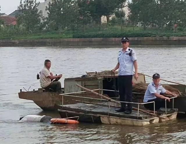 通呂河驚現一具男屍腿上還綁著救生圈