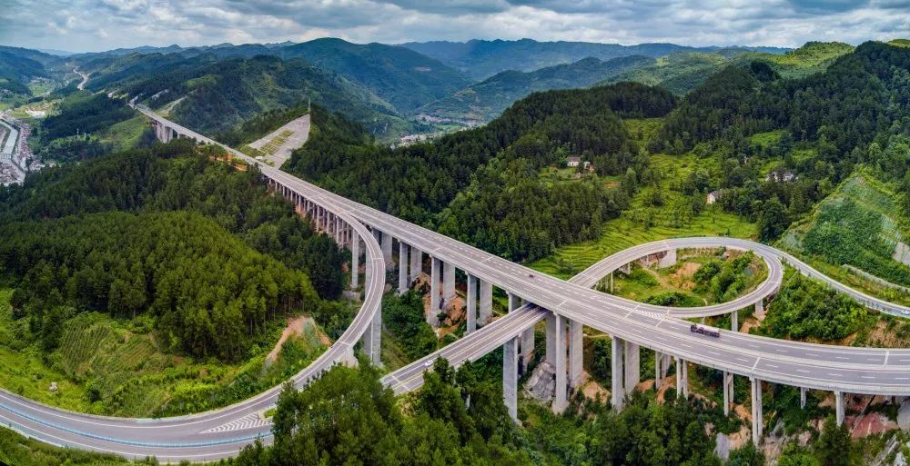 图为s55赤望高速(白黔段)中坪收费站互通来稿单位:毕节高速公路管理处