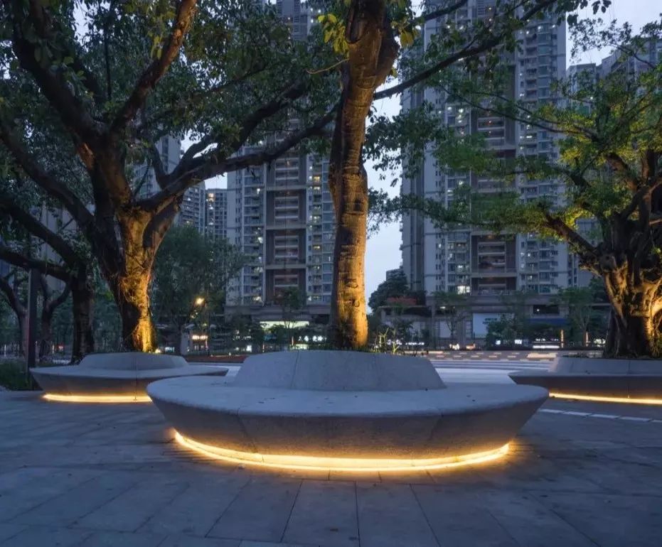 露天剧场台阶▽在露天剧场草坪外围的休闲台阶上,设计了洗墙灯,灯罩