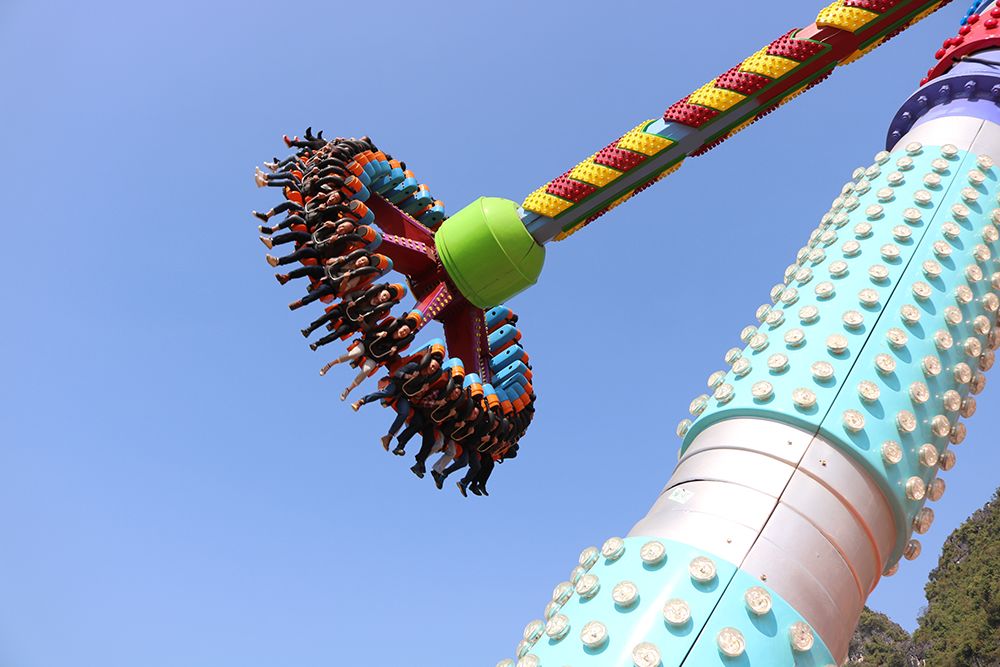 的快乐成为蔚蓝天空中跳动的音符奇思妙想-儿童王国乘坐双层豪华旋转