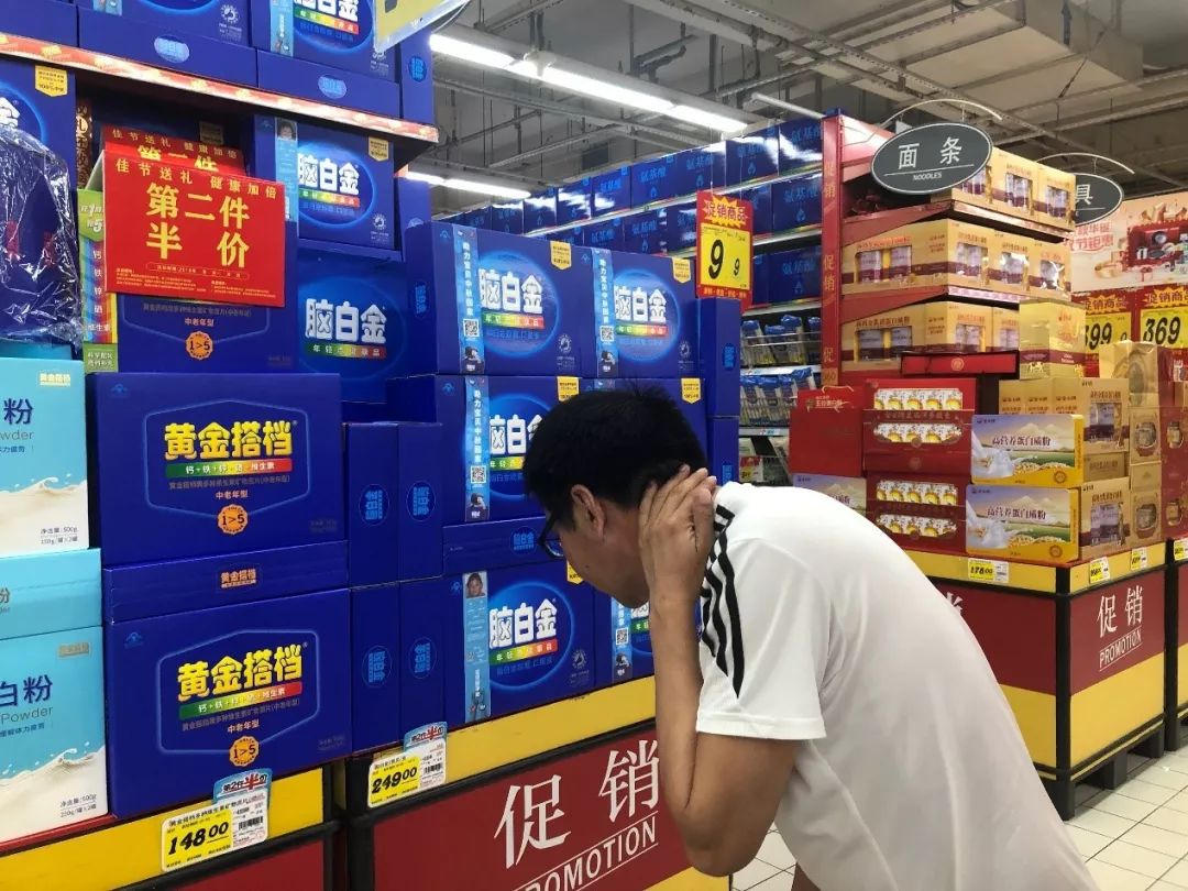 脑白金在中秋前夕于沪上各大超市卖场进行快闪试点,在原有的包装上