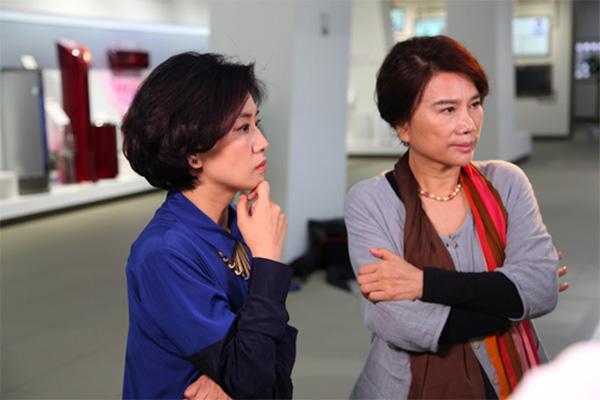 47岁央视主持史小诺同框女儿素颜皮肤白嫩优雅不老真羡慕