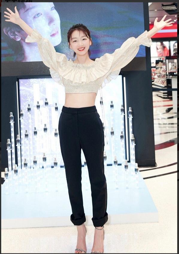 周冬雨真敢穿露脐装穿出170既视感抬手那刻成功吸睛