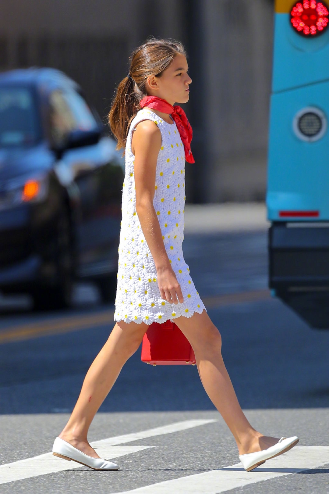 原创阿汤哥13岁女儿小苏瑞出街,短裙配红丝巾法式小清新,长相太像妈