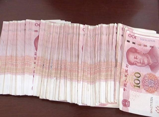 15000元现金遗落公交车司机积极寻找失主让人倍感温暖