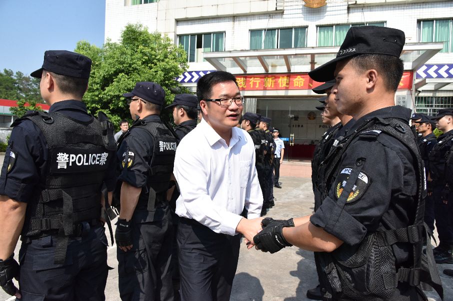 关注确保怀集政治安全和社会大局稳定晓华书记提出这些要求