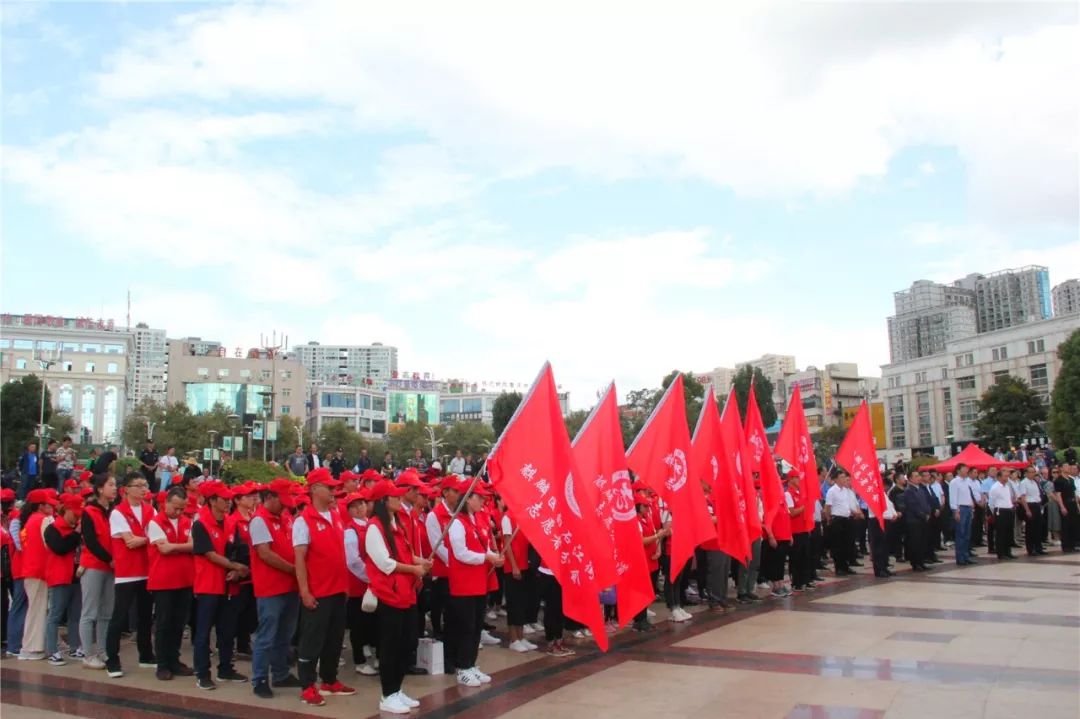 团市委组织志愿者积极参加曲靖市创建全国文明城市全民动员大会