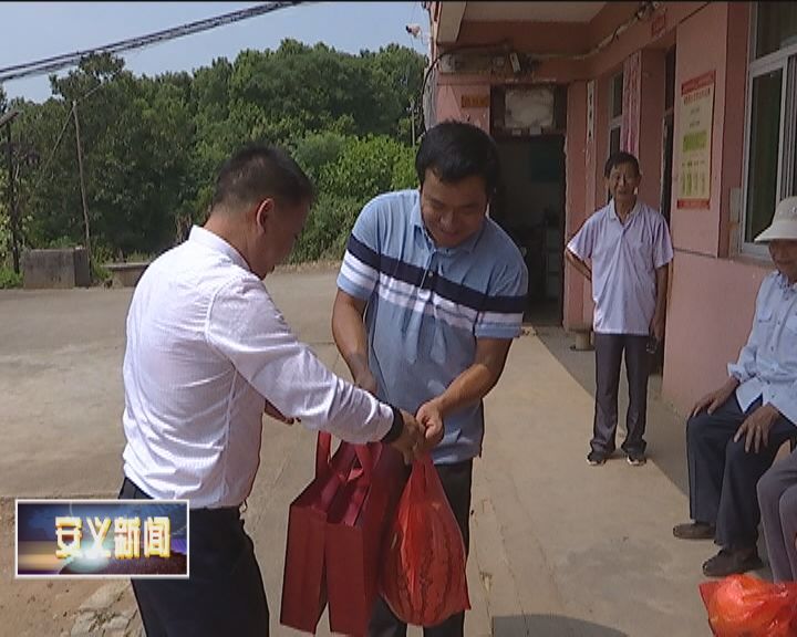 好一对安义母子恰噶接力关爱万埠镇敬老院孤寡老人