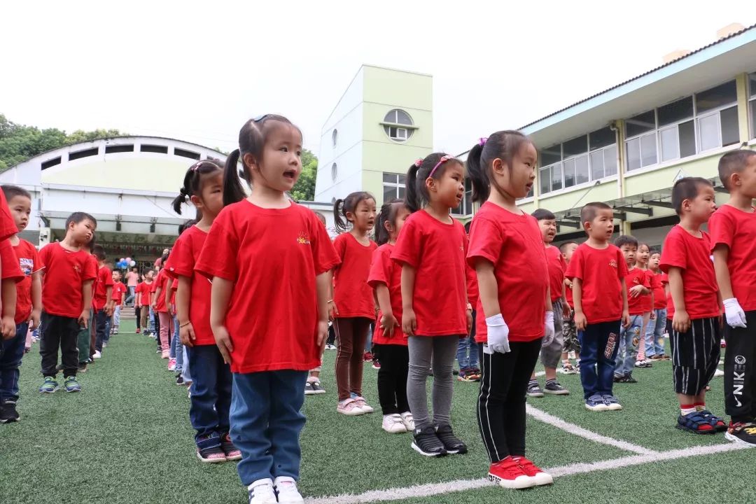 当我们听到国歌响起,国旗升起,我们都要立正,行注目礼,不能随意讲话