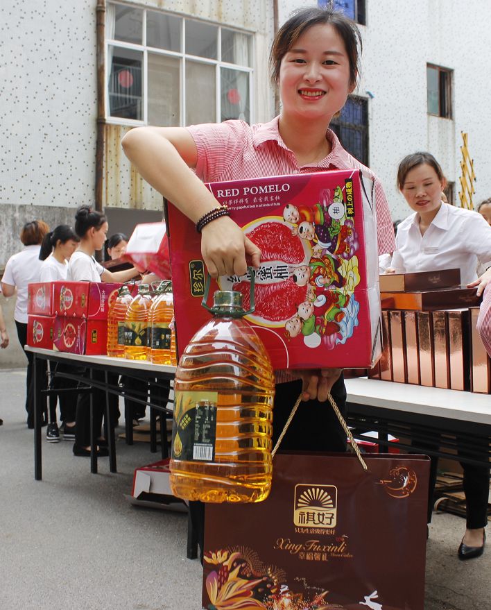 安陆西亚丽宝为员工发放中秋节福利