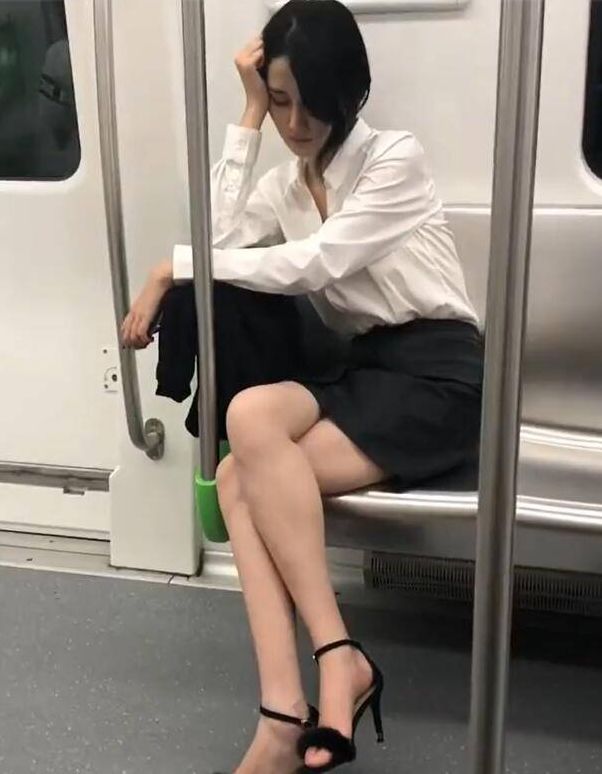 地铁上的白衬衫女孩,给人一种干净的美