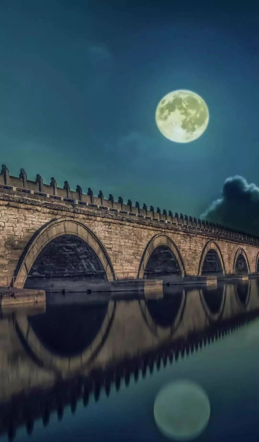 卢沟桥的美妙之处,尤在于赏月,远山,近水,晓月,美桥之情趣,相互映衬