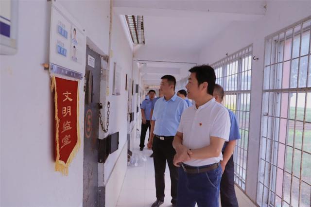 临颍看守所来了几位检察官进行了全面安全大检查